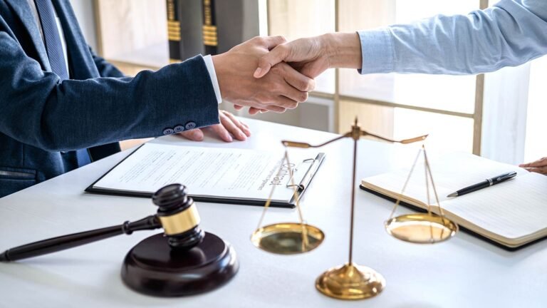 كيف تحمي حقوقك عند توقيع العقود التجارية؟
